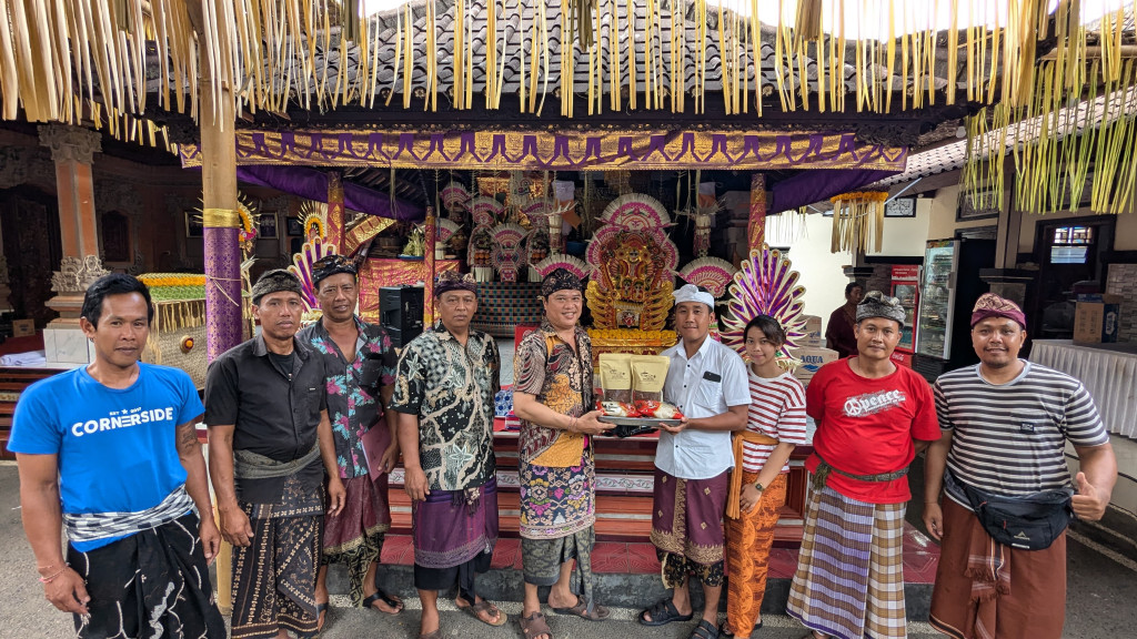 Perbekel Desa Abiansemal Dauh Yeh Cani Serahkan Bantuan Penunjang Pernikahan kepada Warga Banjar Kedampal dan Banjar Banjaran